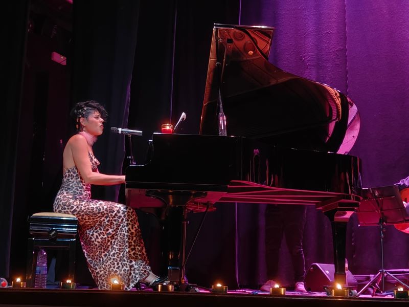 ana_piano